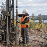 Foreuse sur chenilles réalisant une étude géotechnique sur un terrain boisé au Québec